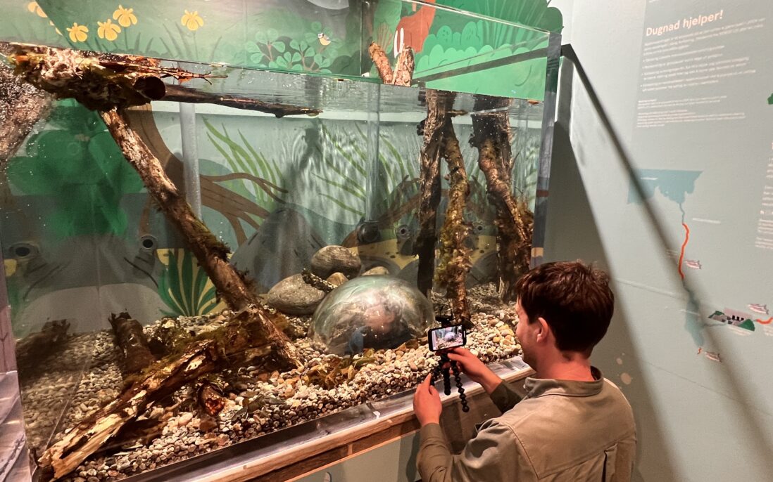 NORCE-fotograf Andreas R. Graven filmer barn i bobla under elva.