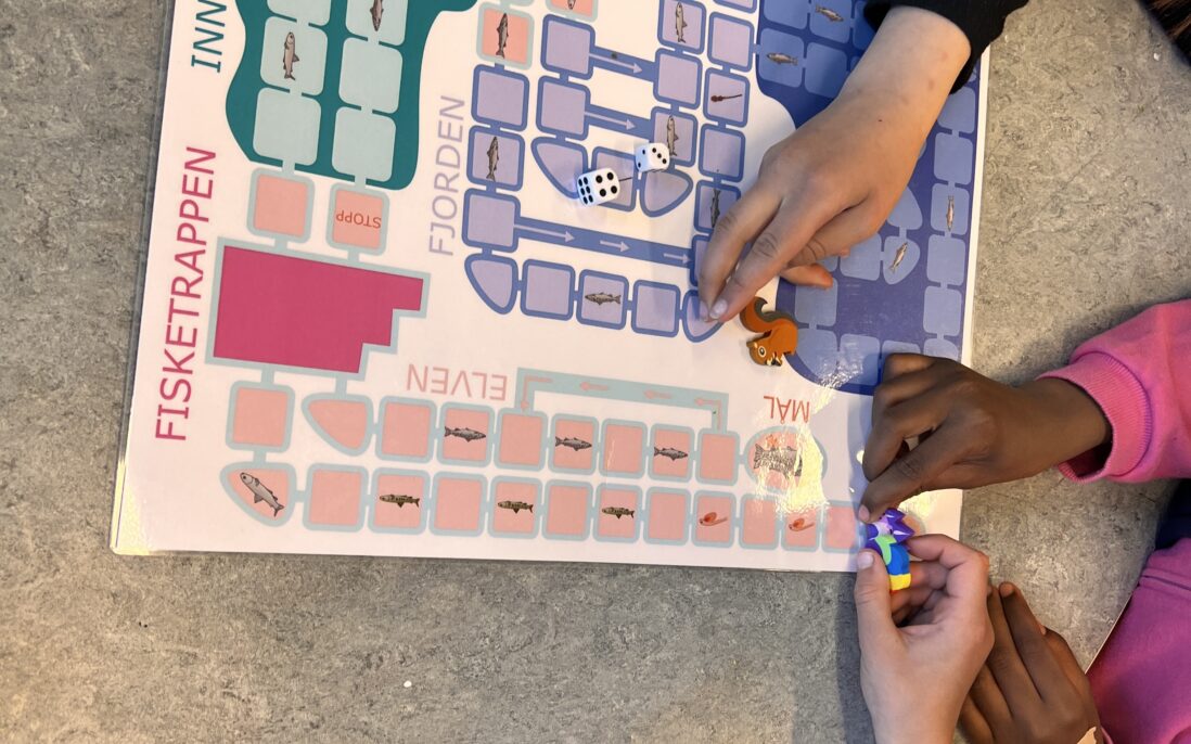 Barn tester ut brettspill om fisk