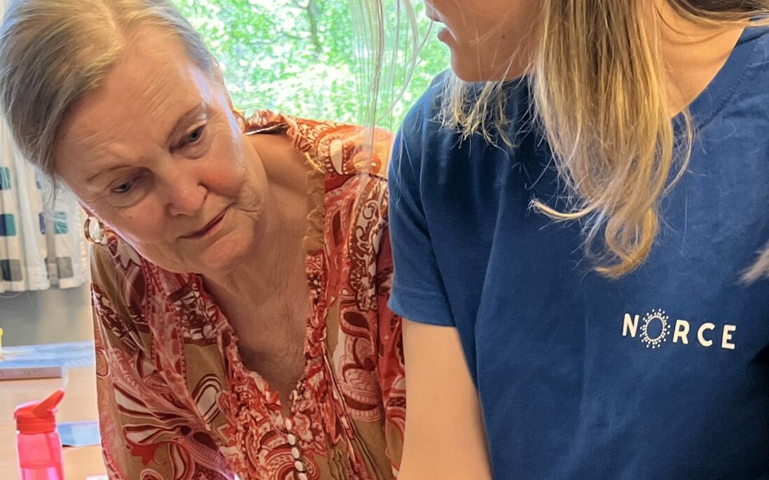 Vikarlærer Bente S. Blich følger nøye med på haiopplæringen til NORCE.