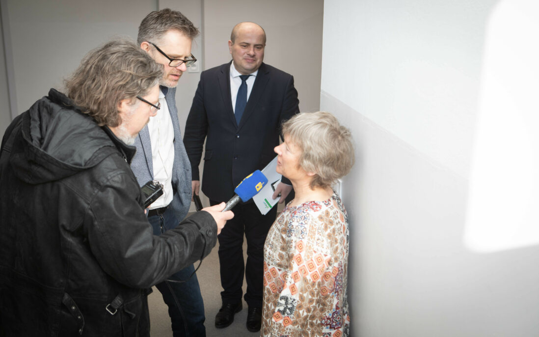 Pressen var på plass da Kirsti Midttømme fra NORCE besøkte åpning av nyrenovert skole i Polen.