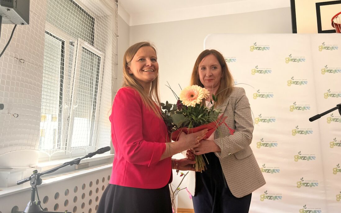 Rektor Klaudie Tatarzyk fikk blomster av kommunen.