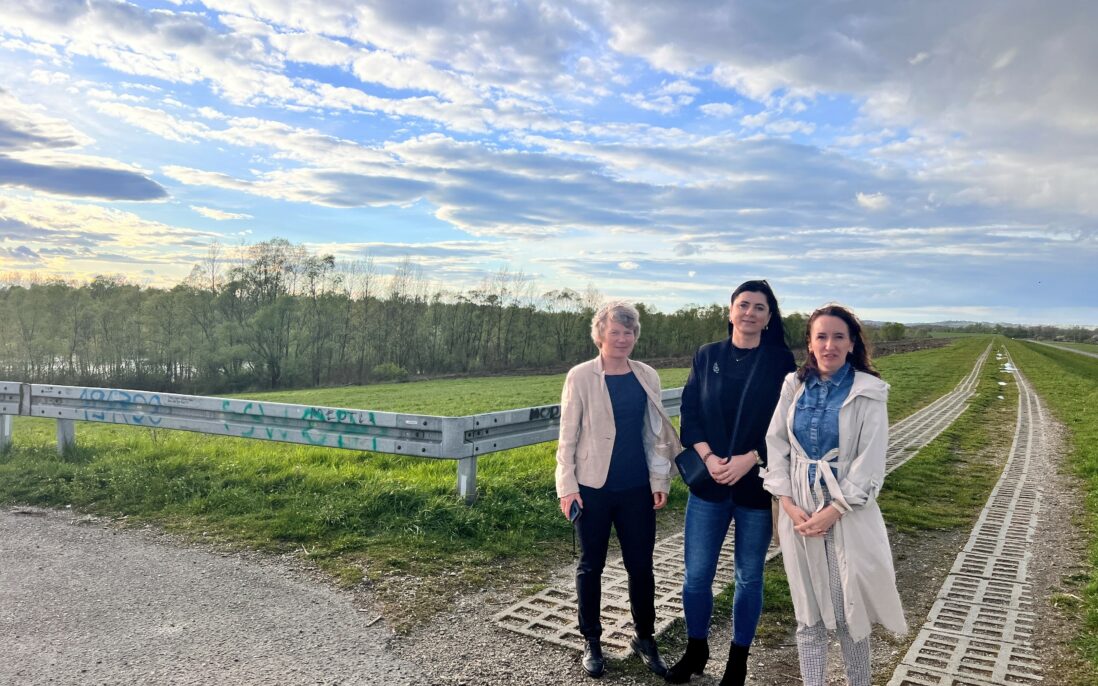 Kirsti Midttømme, NORCE ble vist flomvollene som skal sikre byen av Bozena Arnalio og Edyta Srudik.