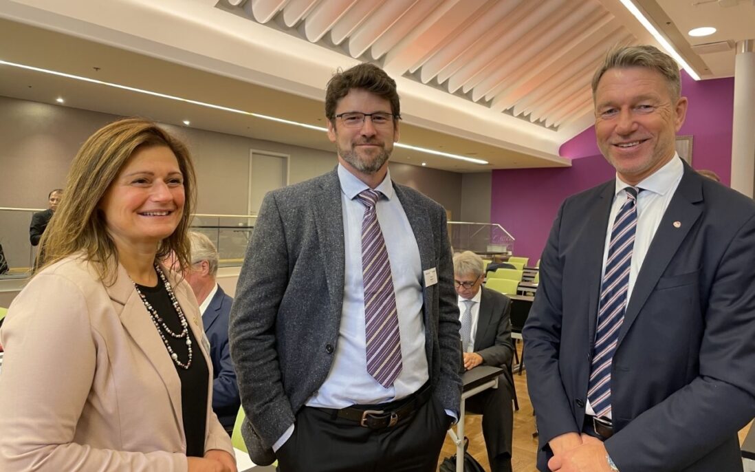 Pinar Heggernes, prorektor ved Universitetet i Bergen, Fionn Iversen, sjefsforsker i NORCE og leder for HyValue, og olje- og energiminister, Terje Aasland.