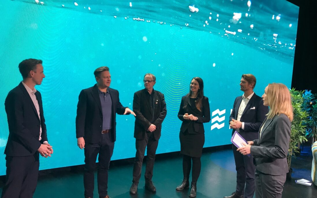Åpning av NAMC- North Atlantic Microplastic Centre fra Forum Scene i Bergen og via stream 9. desember 2020. Fra venstre ser vi Frode Nergaard Fjeldstad, Agenda Vestlandet, Eirik Langeland, NOSCA, Amund Maage, UiB, Natalia Golis, Vestland fylke, Hans Kleivdal, NORCE og Marte Haave, NORCE.