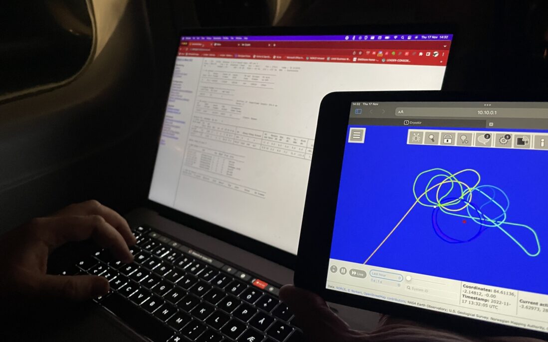 To dataskjermer som viser plot av flyrute