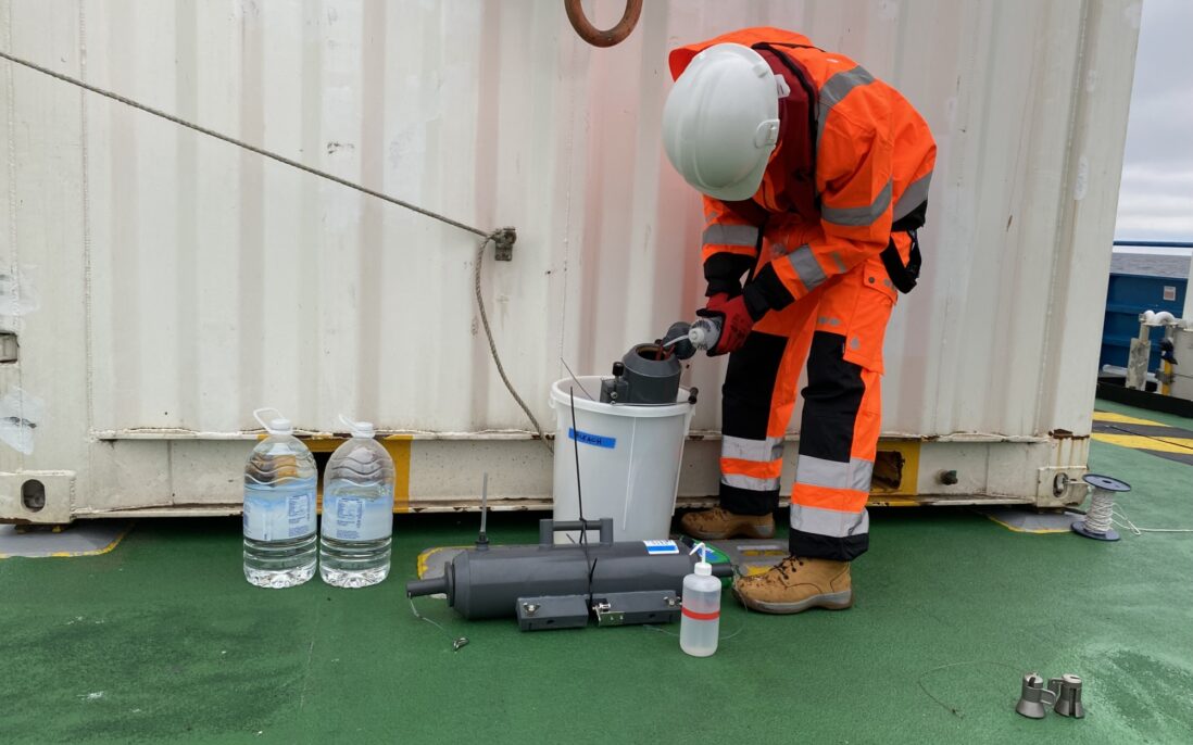 Rensning av såkalte Niskin flasker som brukes til å samle inn prøvene