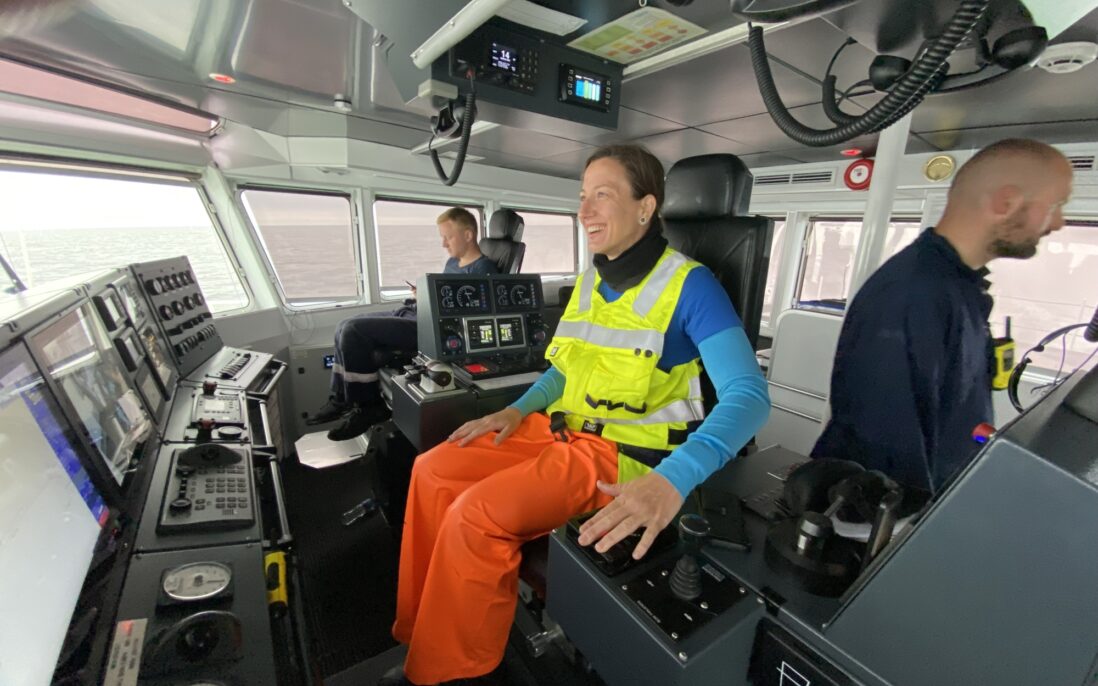 Jessica Ray ved roret, på tokt utenfor byen Petershead på den skottske østkyst.