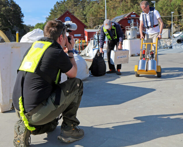Ingvar Henne, Og kamera går! UiB-fotograf Frode Ims filmer Erik Bjerke fra Kongsberg Discovery og Anders Vahlin, NORCE., 1, <p>Ingvar Henne</p>, Fotograf på kne foran to karer.