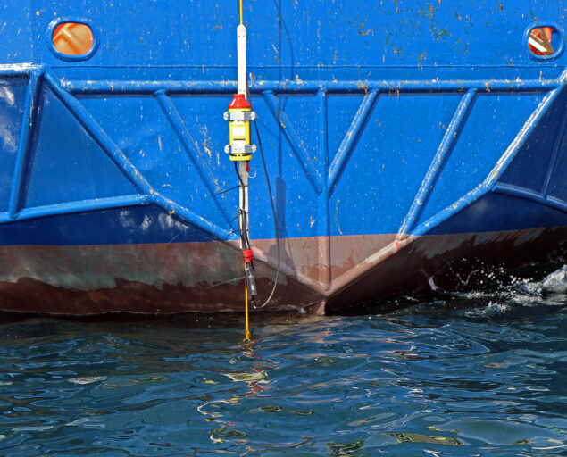 Ingvar Henne, , 1, <p>Ingvar Henne</p>, Instrument hengende i wire bak  en båt, nærbilde.