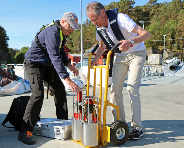 Ingvar Henne, , 2, <p>Ingvar Henne</p>, To karer med tralle og teknisk utstyr.