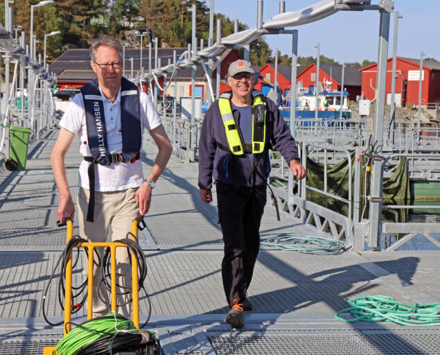 Ingvar Henne, , 3, <p>Ingvar Henne</p>, To karer med en tralle på vei bortover en brygge.