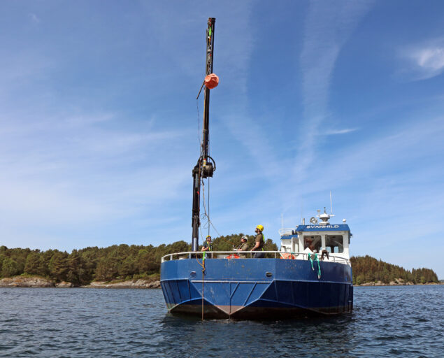 Ingvar Henne, , 3, <p>Ingvar Henne</p>, Liten arbeidsbåt med kran på sjøen.