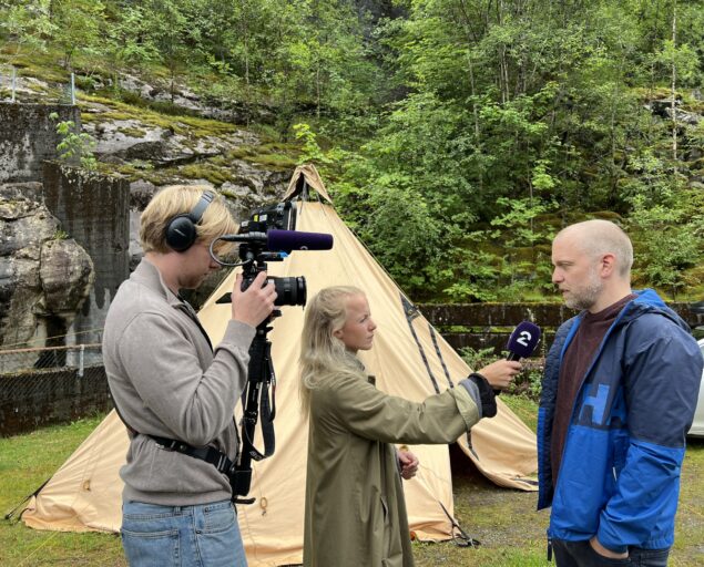 Gunn Janne Myrseth, NORCE, Knut Wiik Vollset, NORCE intervjuet av TV2 ved klekkeriet på Dale., IMG 2032, , 