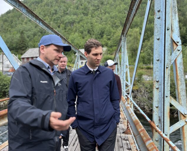 Gunn Janne Myrseth, NORCE, Turen gikk også oppom Vosso der statsråden her snakker med Ulrich Pulg, NORCE., IMG 2079, , 