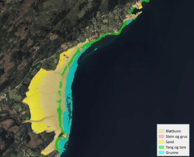 Miljødirektoratet/NORCE, Nordfoldleira i Steigen kommune i Nordland. De fjernmålte naturtypene er på kartet lagt på toppen av flybildet. Naturtypene er identifisert ved bruk av Sentinel 1 og 2, ESAs Copernicus satellitter., Naturtyper kartlegging, , 