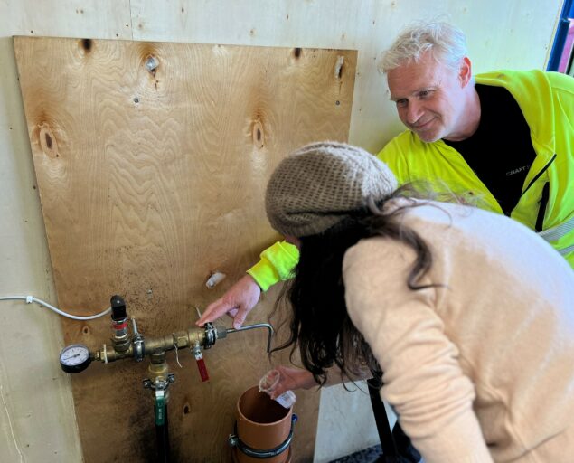 Gunn Janne Myrseth, NORCE, Jakob Håheim, head of water and sewage in Voss municipality, proudly pours his award-winning water for the guests., Bestvann, , 
