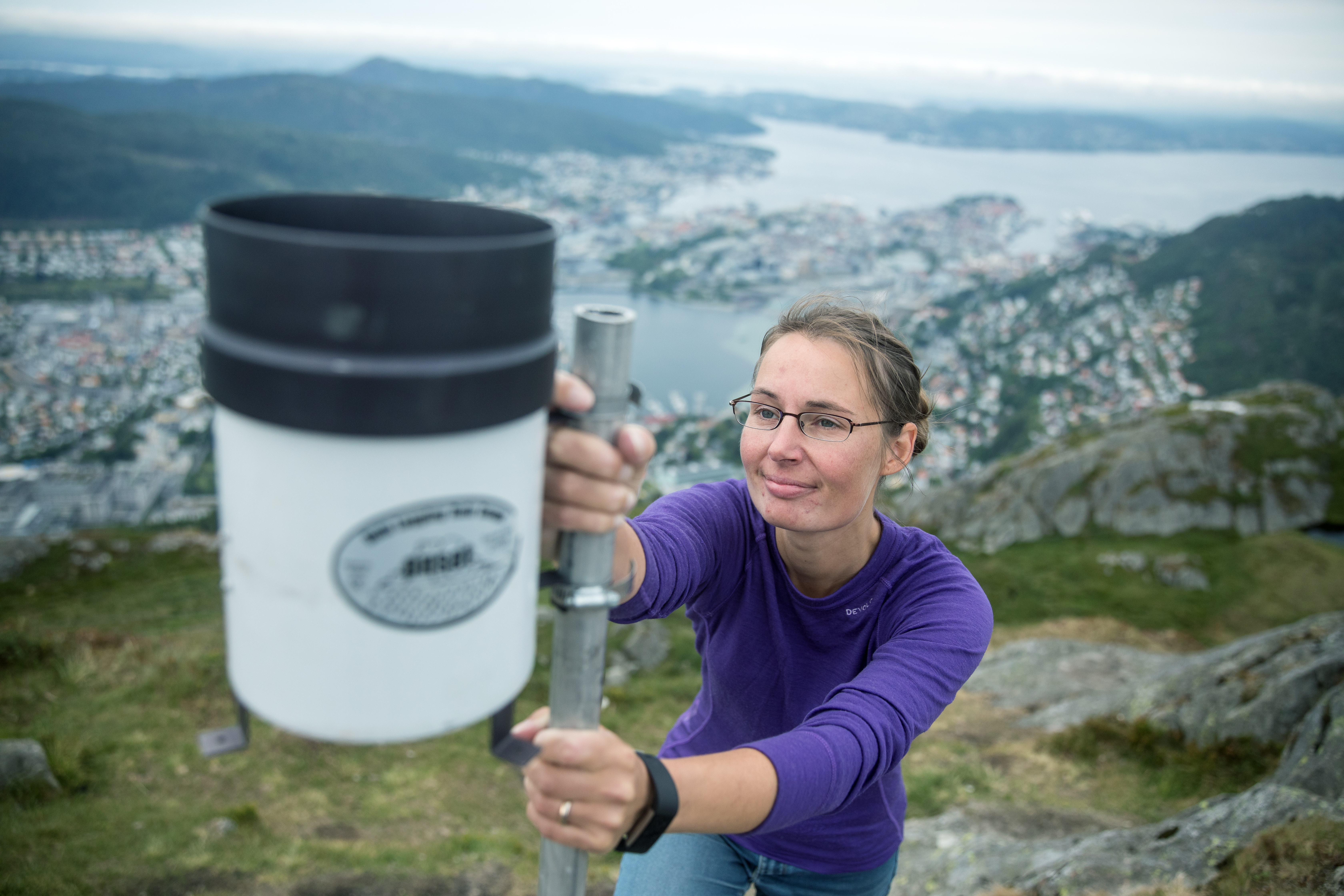 Norce klima 13, <p>Eivind Senneset</p>, Kvinne på fjellet setter ned en stang med måleutsyr