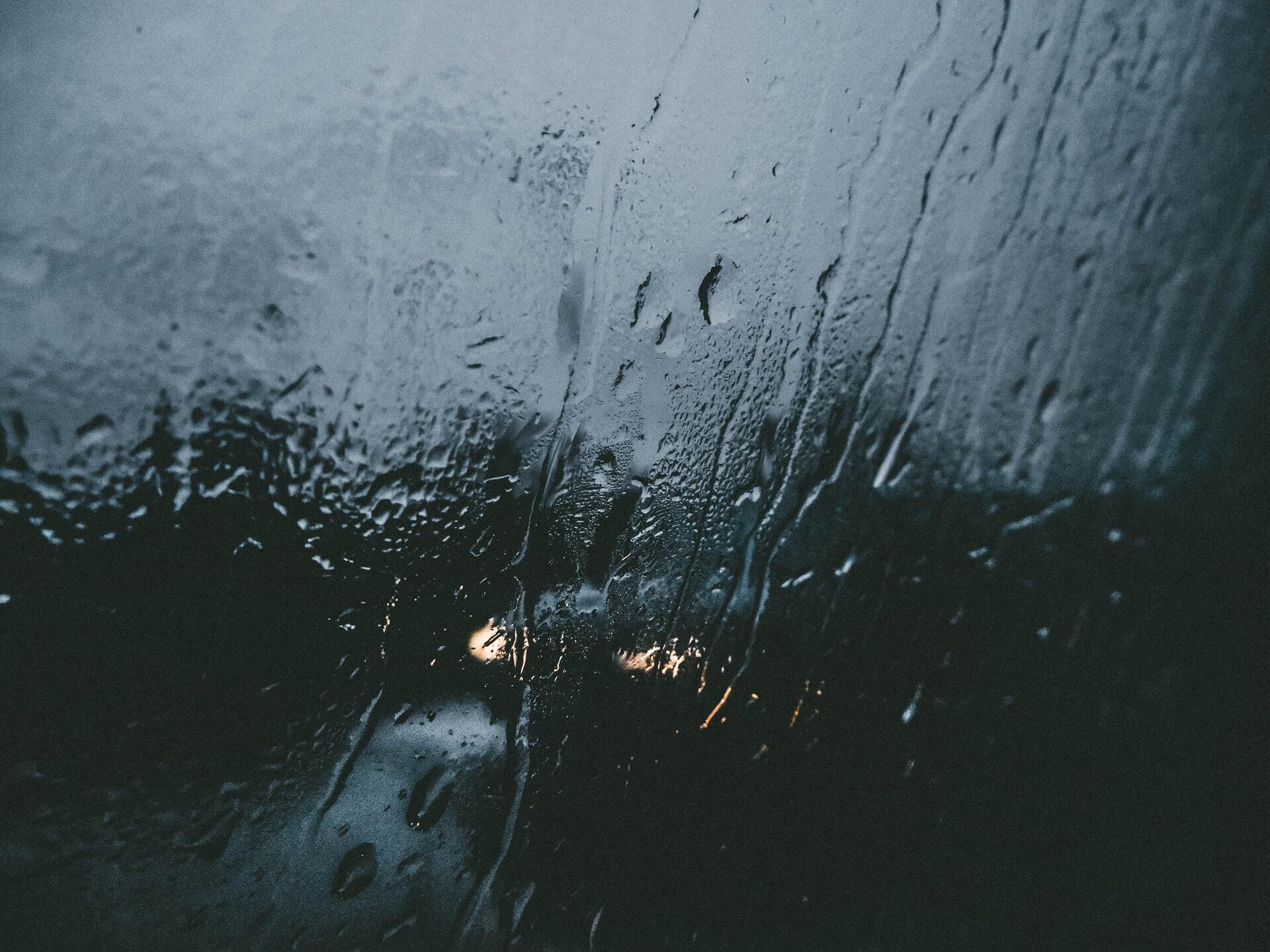 Artyom Kulikov, , Artyom kulikov 5t4is I9 D Nzc unsplash, <p><a href="https://unsplash.com/photos/5t4isI9DNzc" target="_blank" rel="noreferrer noopener">Unsplash</a></p>, Regn på bilvindu,